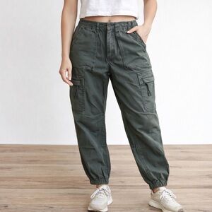 Women’s Olive green Cargo Jogger Pants - NWT